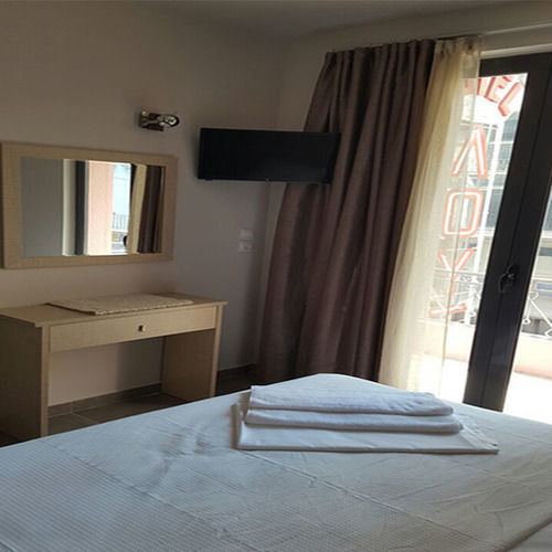 Lux Hotel Piraeus Exterior photo
