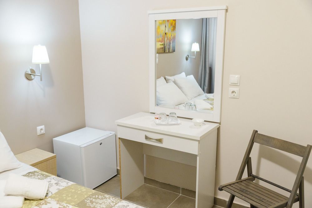 Lux Hotel Piraeus Exterior photo